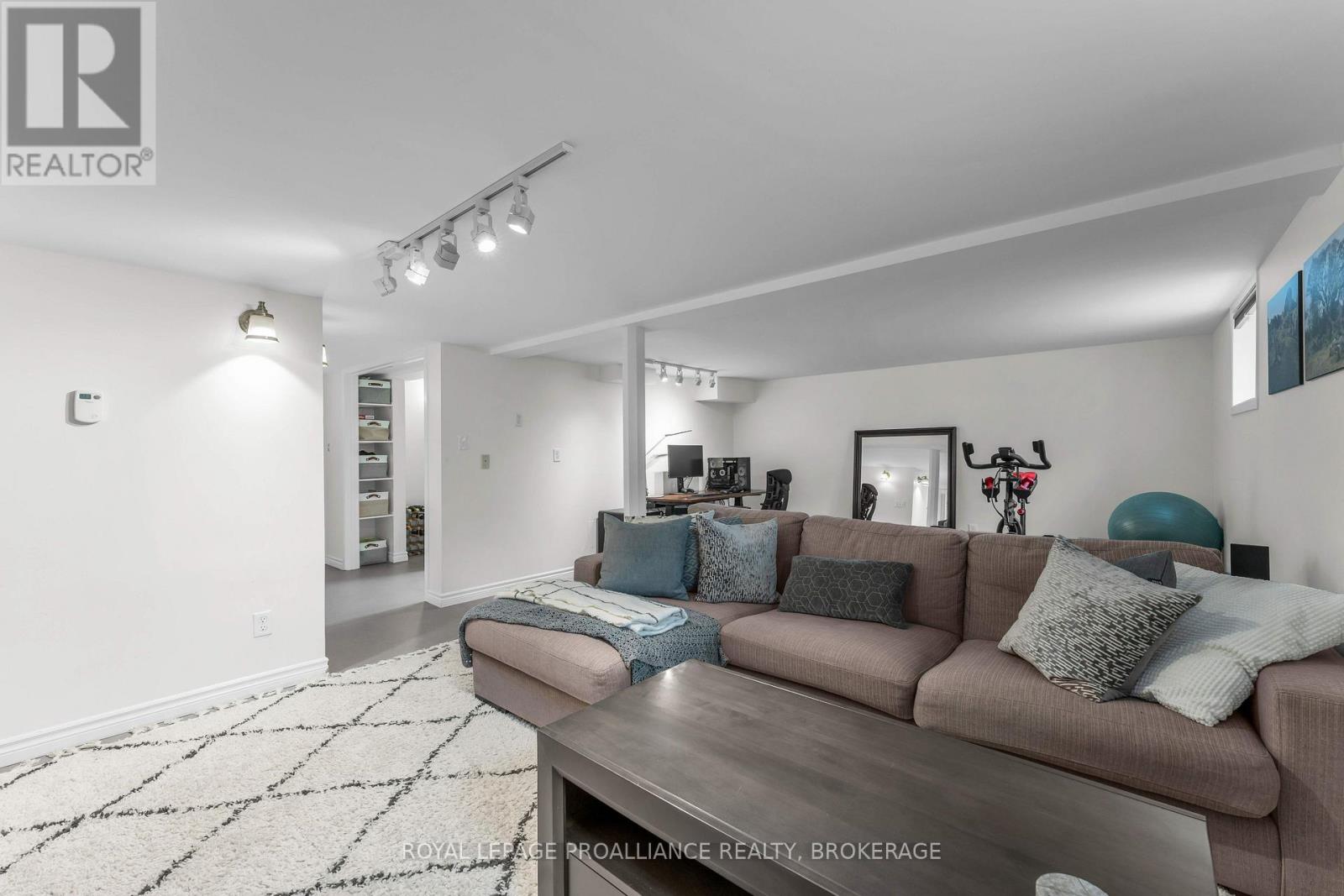 640 Brock Street Property Photo 23