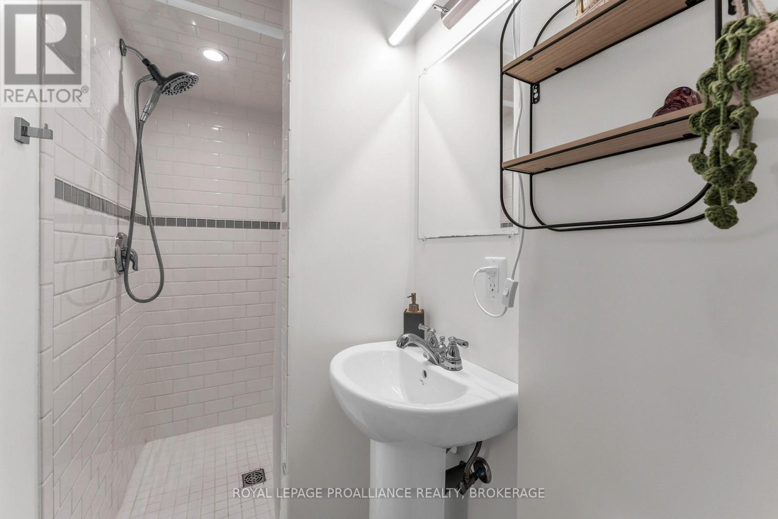 640 Brock Street Property Photo 28