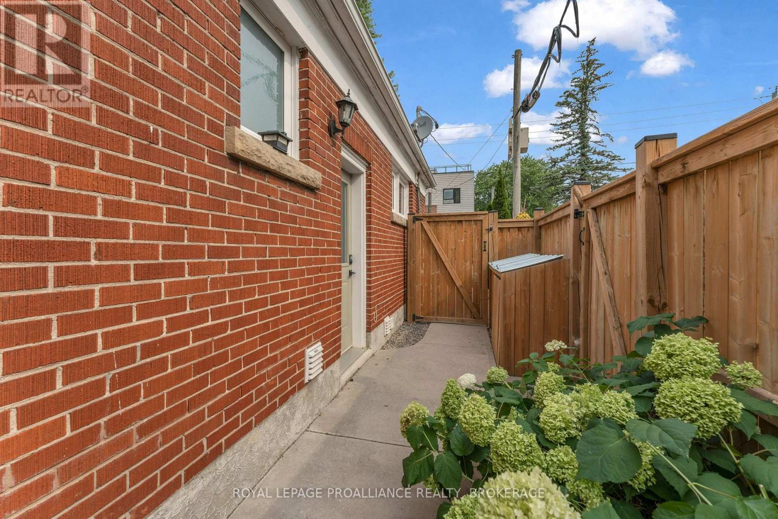 640 Brock Street Property Photo 29