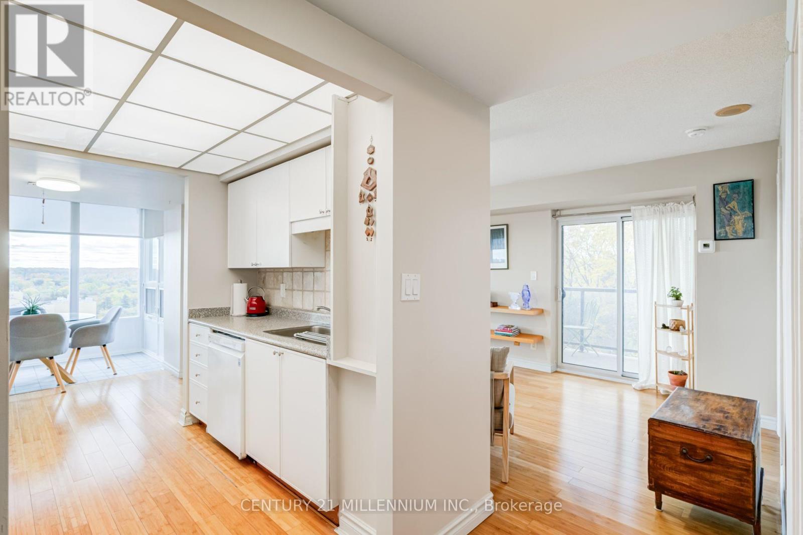 909 - 237 King Street W Property Photo 8