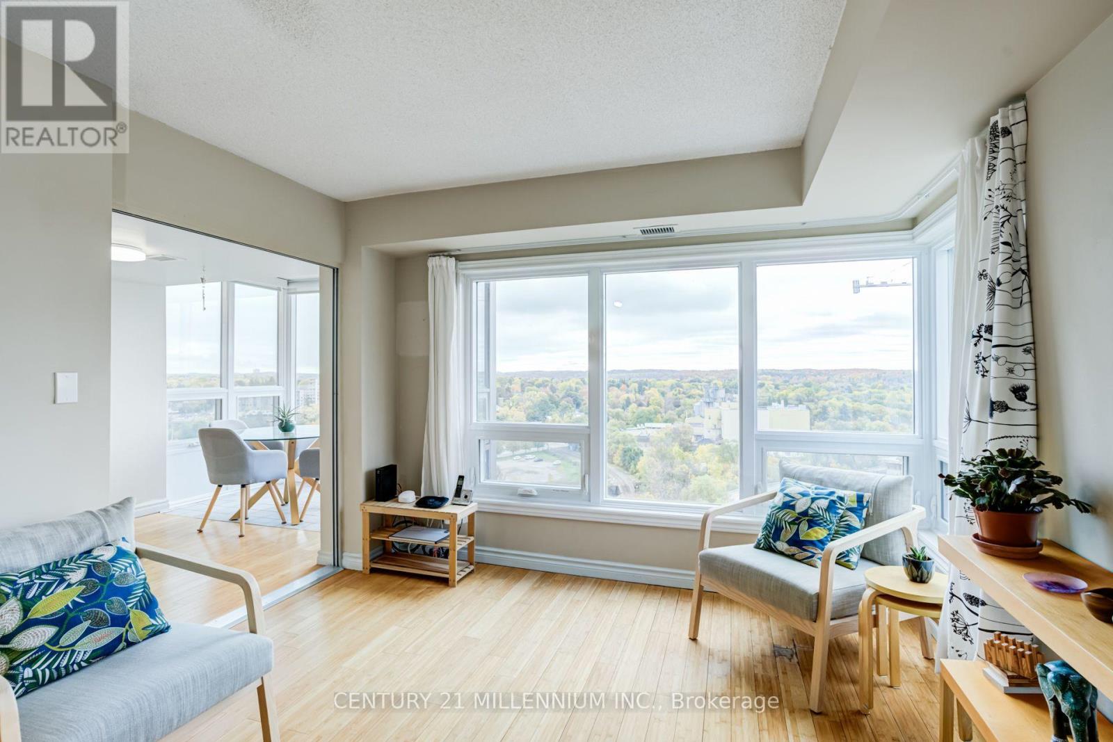 909 - 237 King Street W Property Photo 11