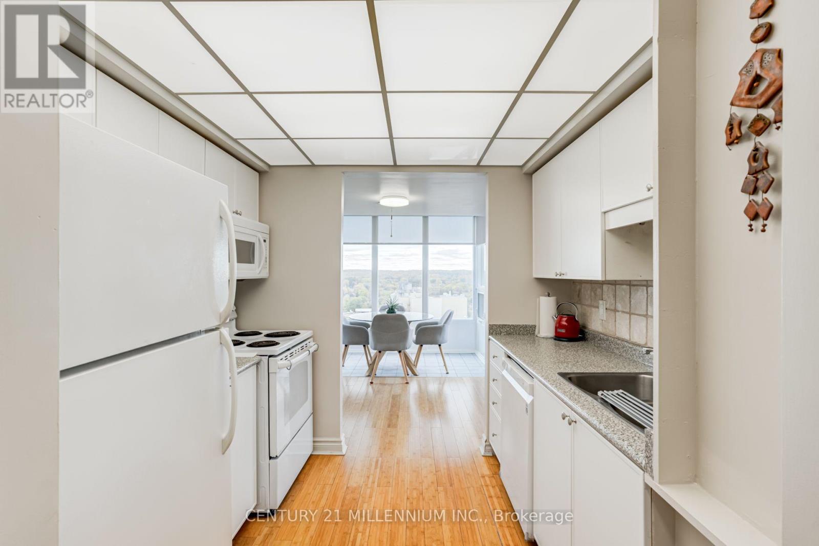 909 - 237 King Street W Property Photo 12