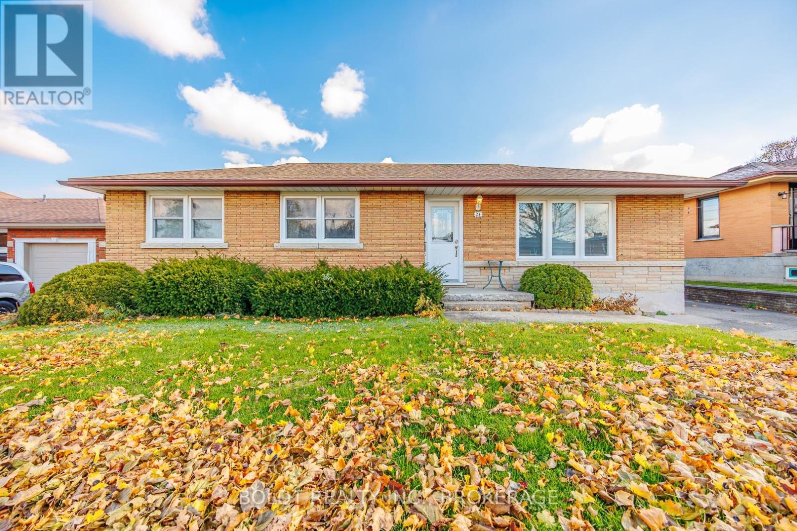 24 WINSLOW CRESCENT