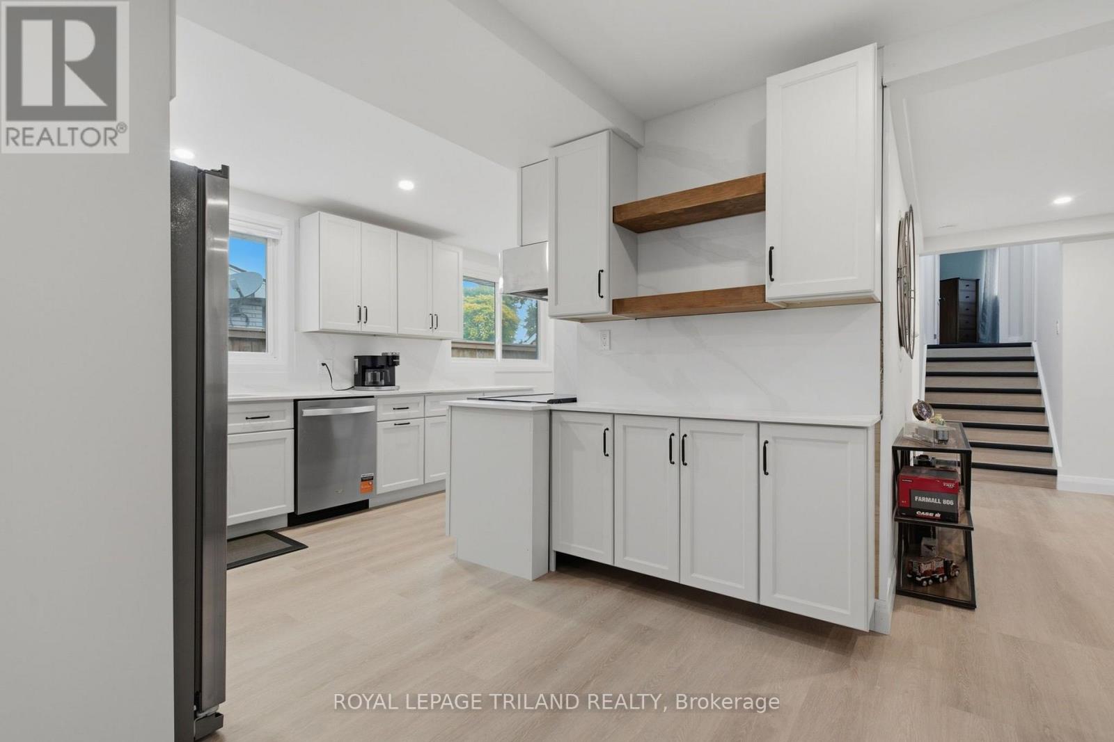 Upper - 27 Aldborough Avenue Property Photo 5