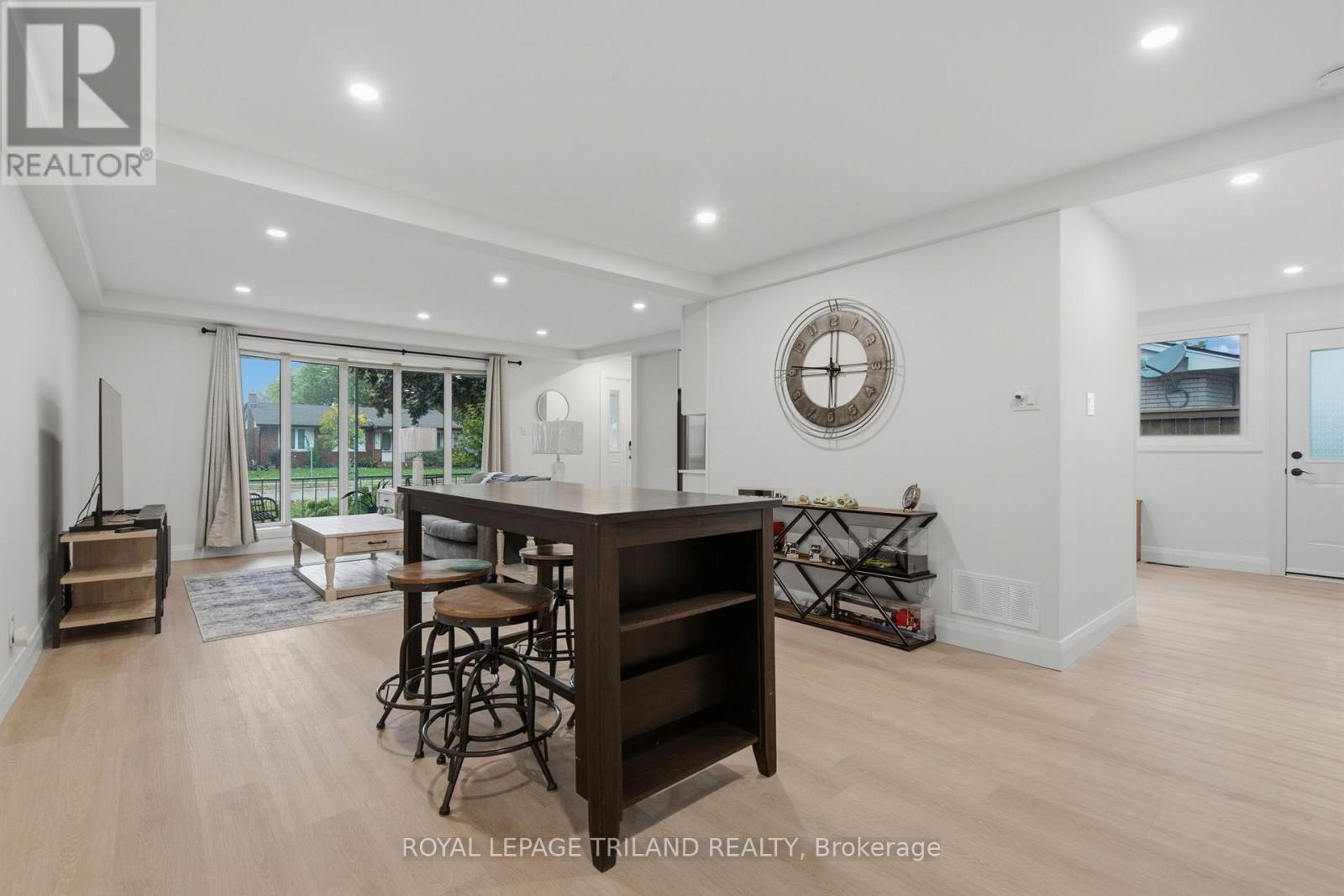 Upper - 27 Aldborough Avenue Property Photo 10