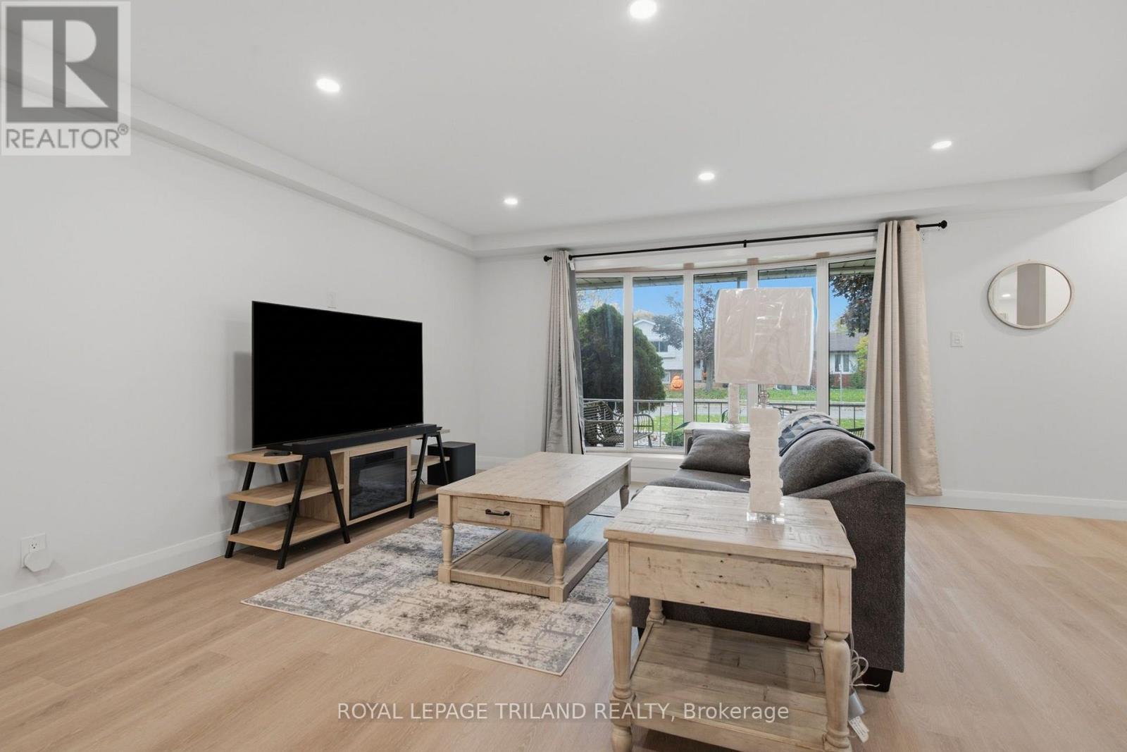 Upper - 27 Aldborough Avenue Property Photo 14