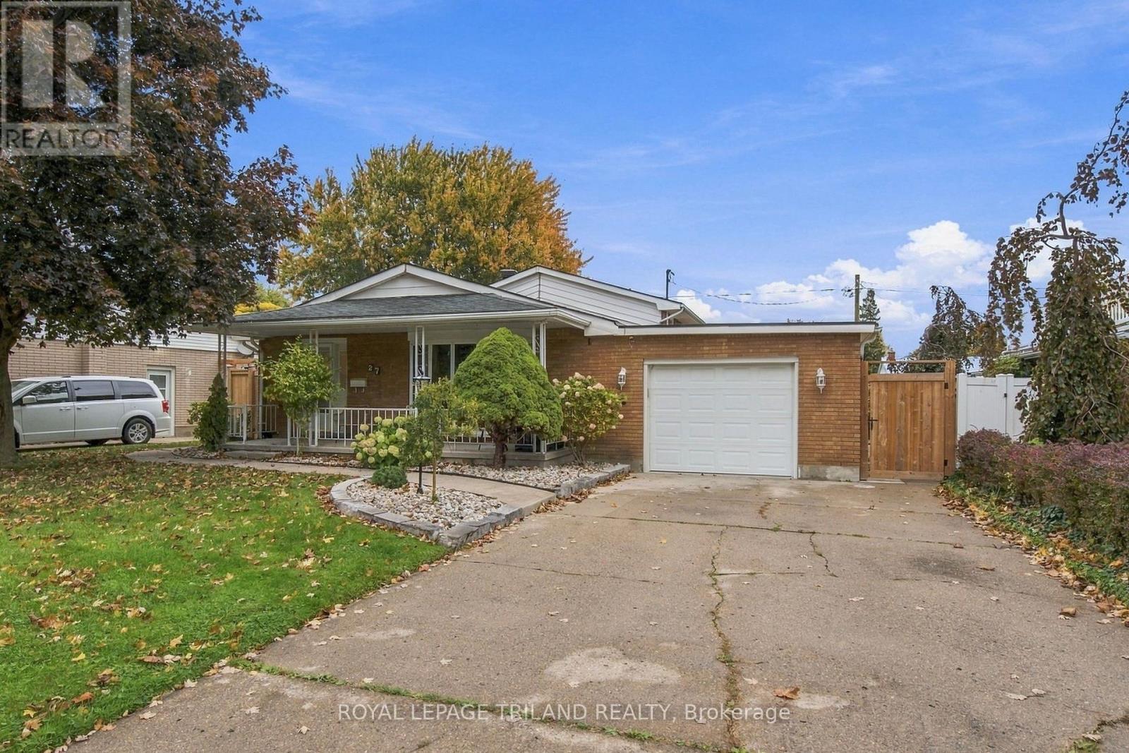 Upper - 27 Aldborough Avenue Property Photo 24