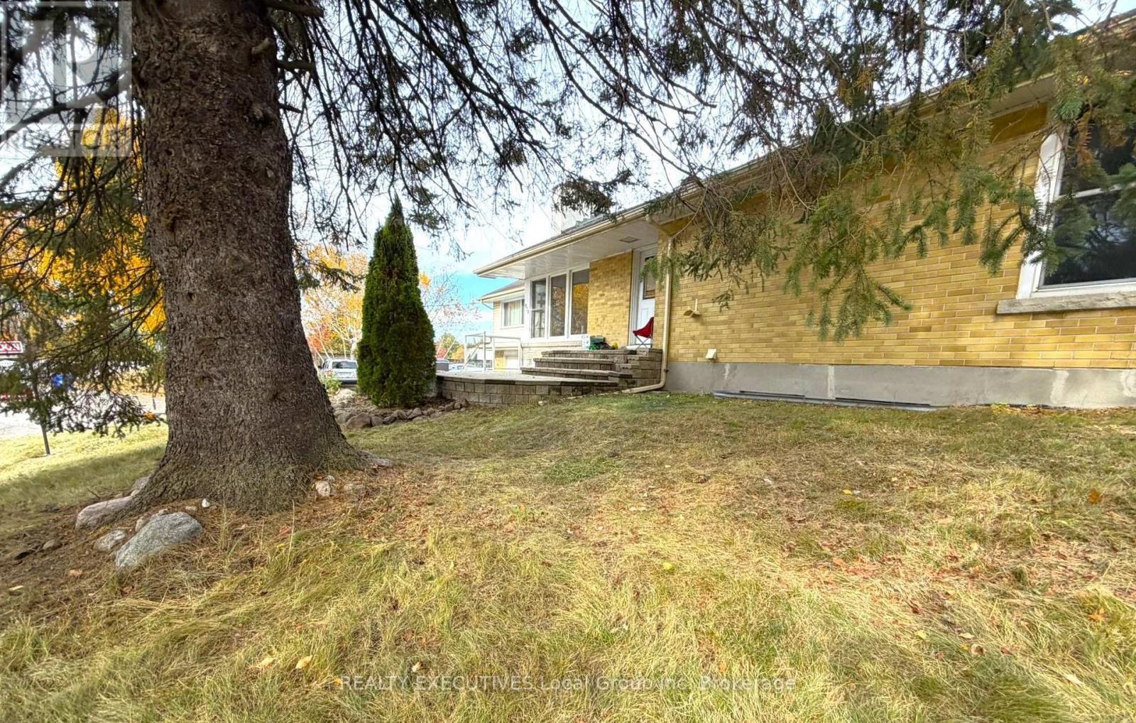 978 Main Street N Property Photo 6