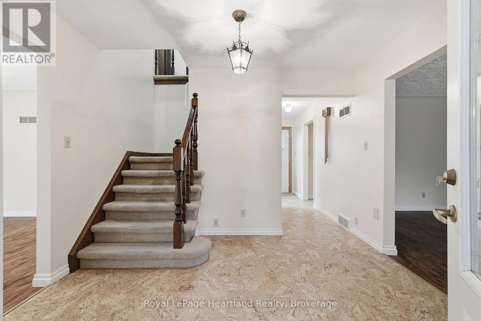 62 King Street N Property Photo 6