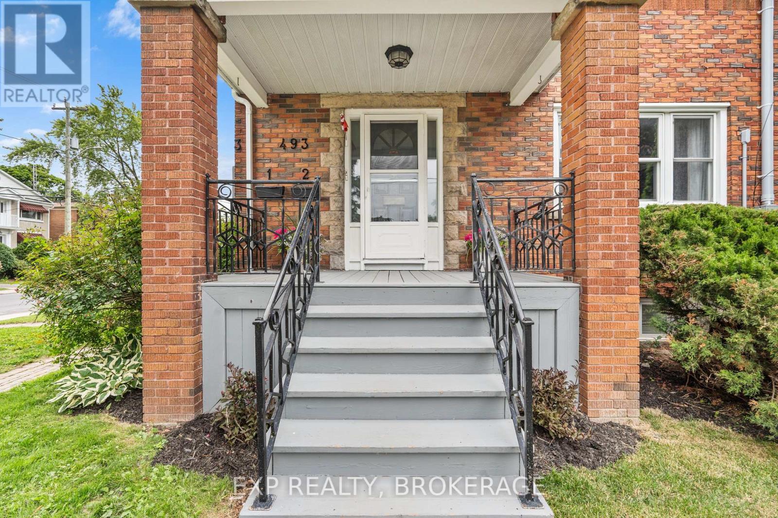 493 College Street Property Photo 4