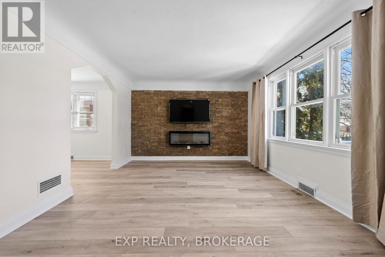 493 College Street Property Photo 6