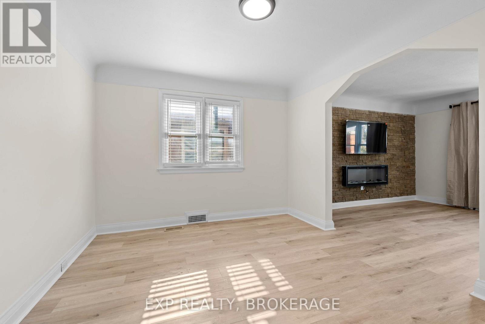 493 College Street Property Photo 8