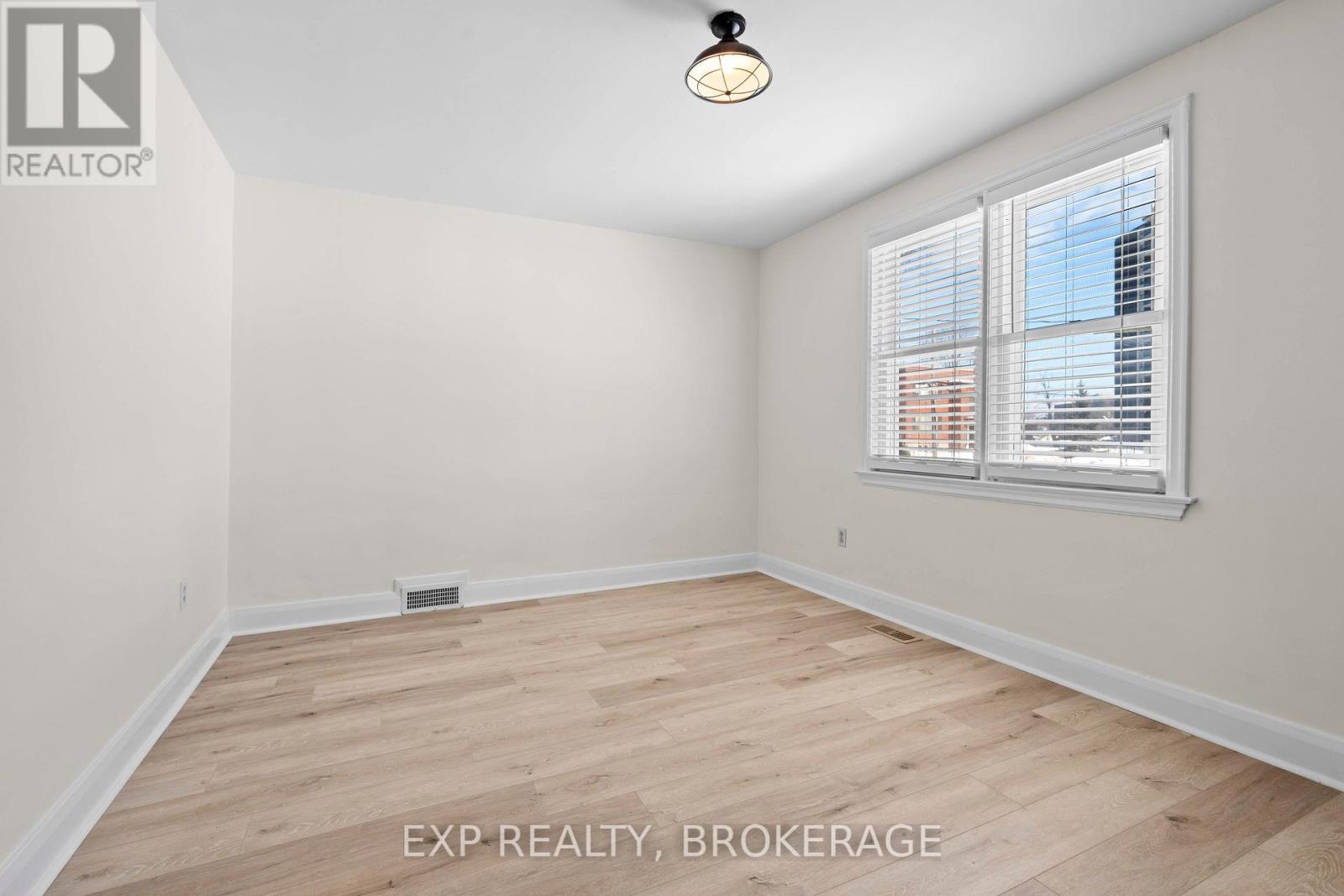 493 College Street Property Photo 10