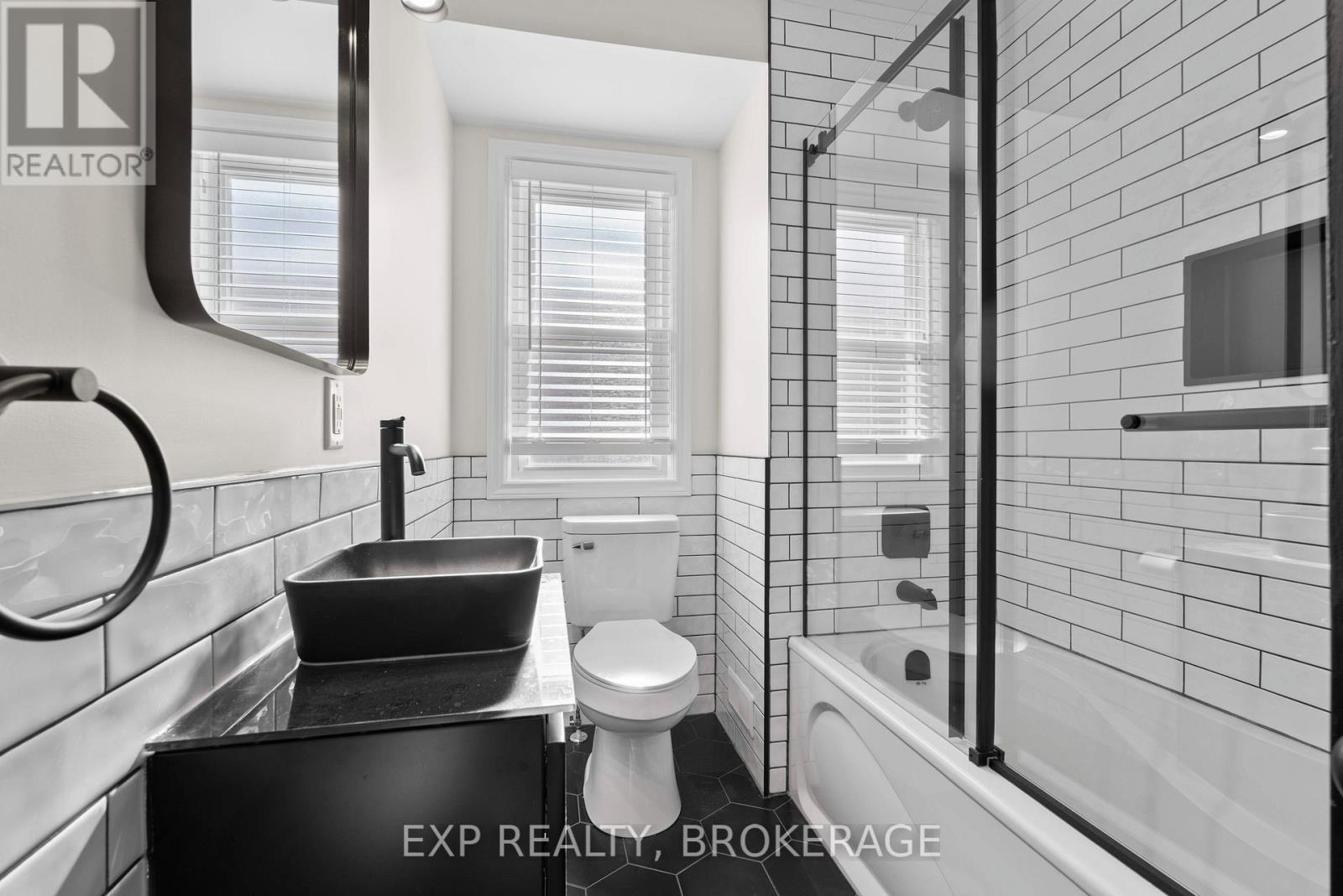 493 College Street Property Photo 11