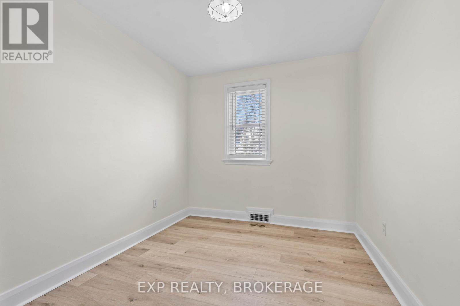 493 College Street Property Photo 13