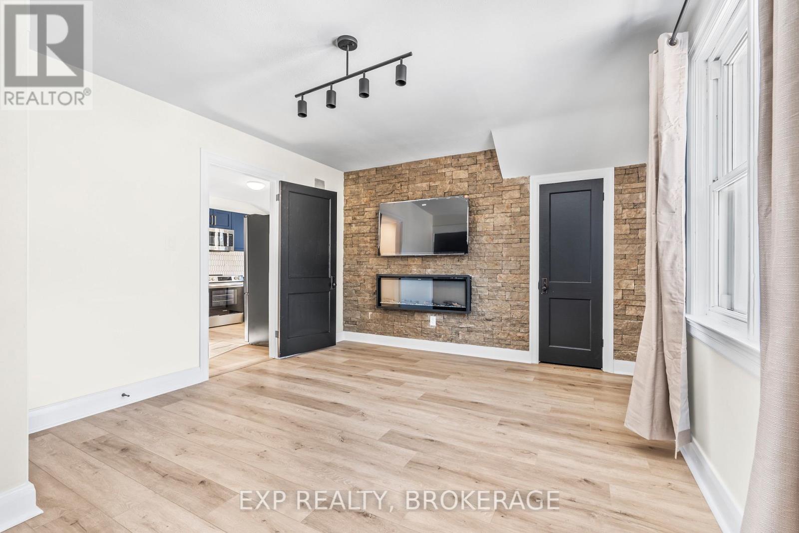 493 College Street Property Photo 16