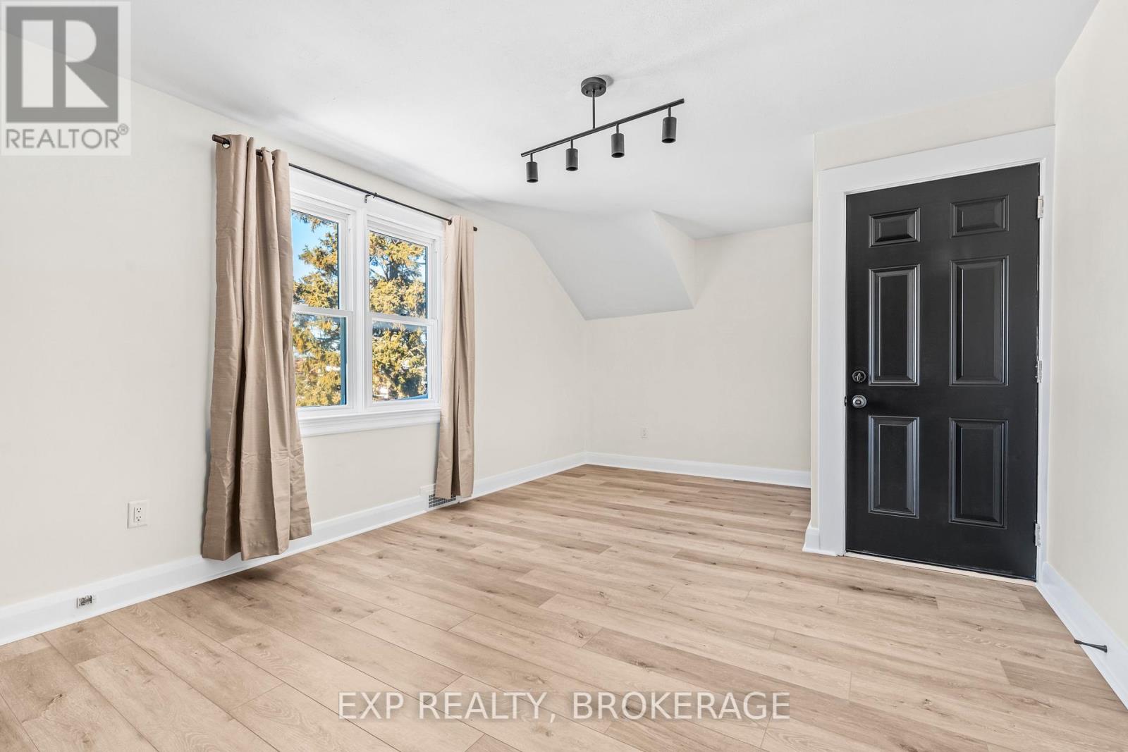 493 College Street Property Photo 17