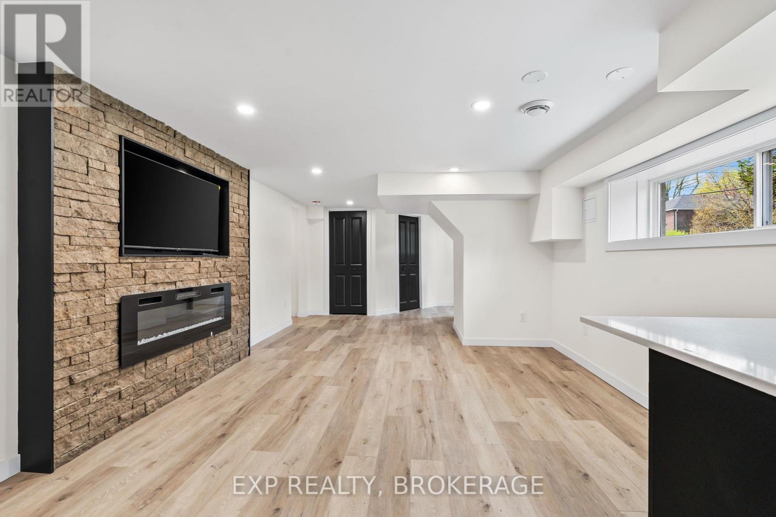 493 College Street Property Photo 26