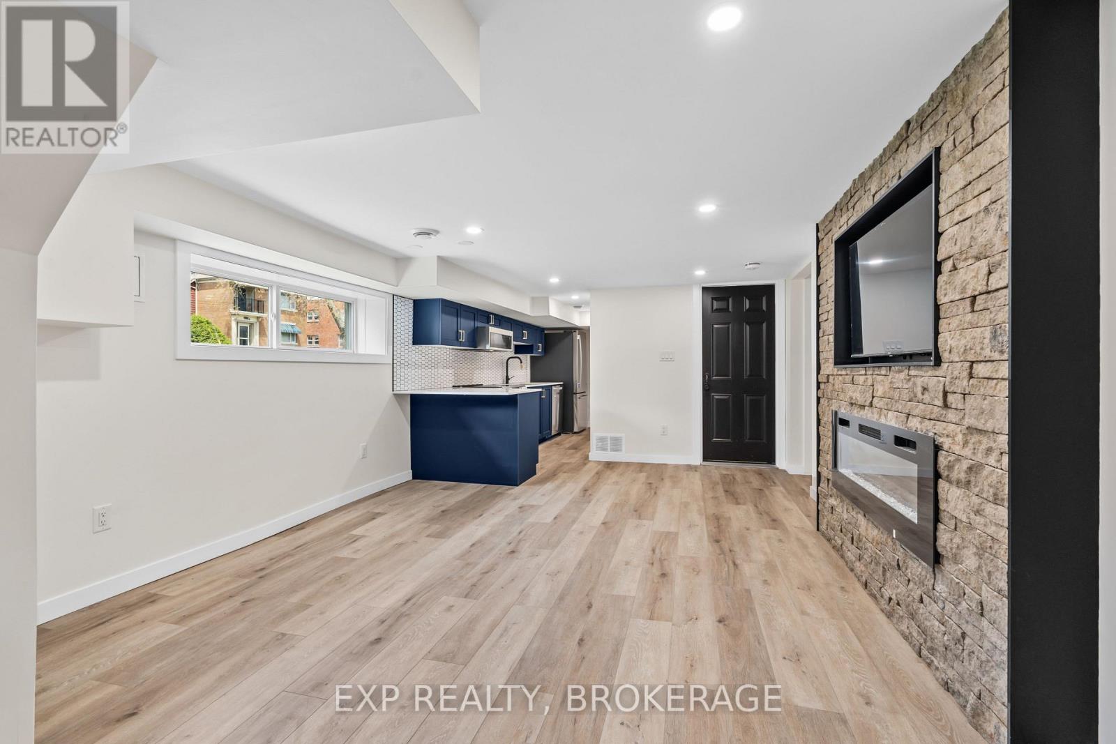 493 College Street Property Photo 27