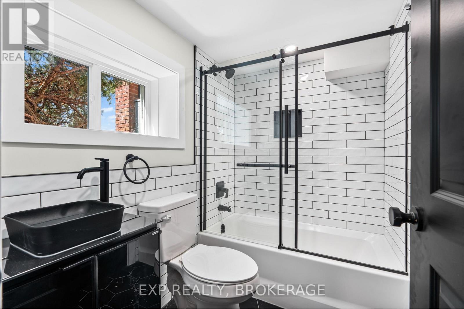 493 College Street Property Photo 30