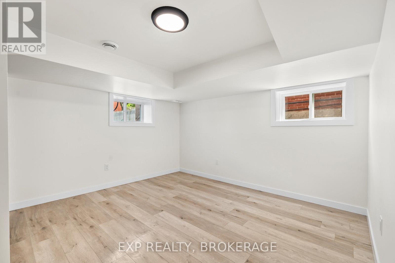 493 College Street Property Photo 31