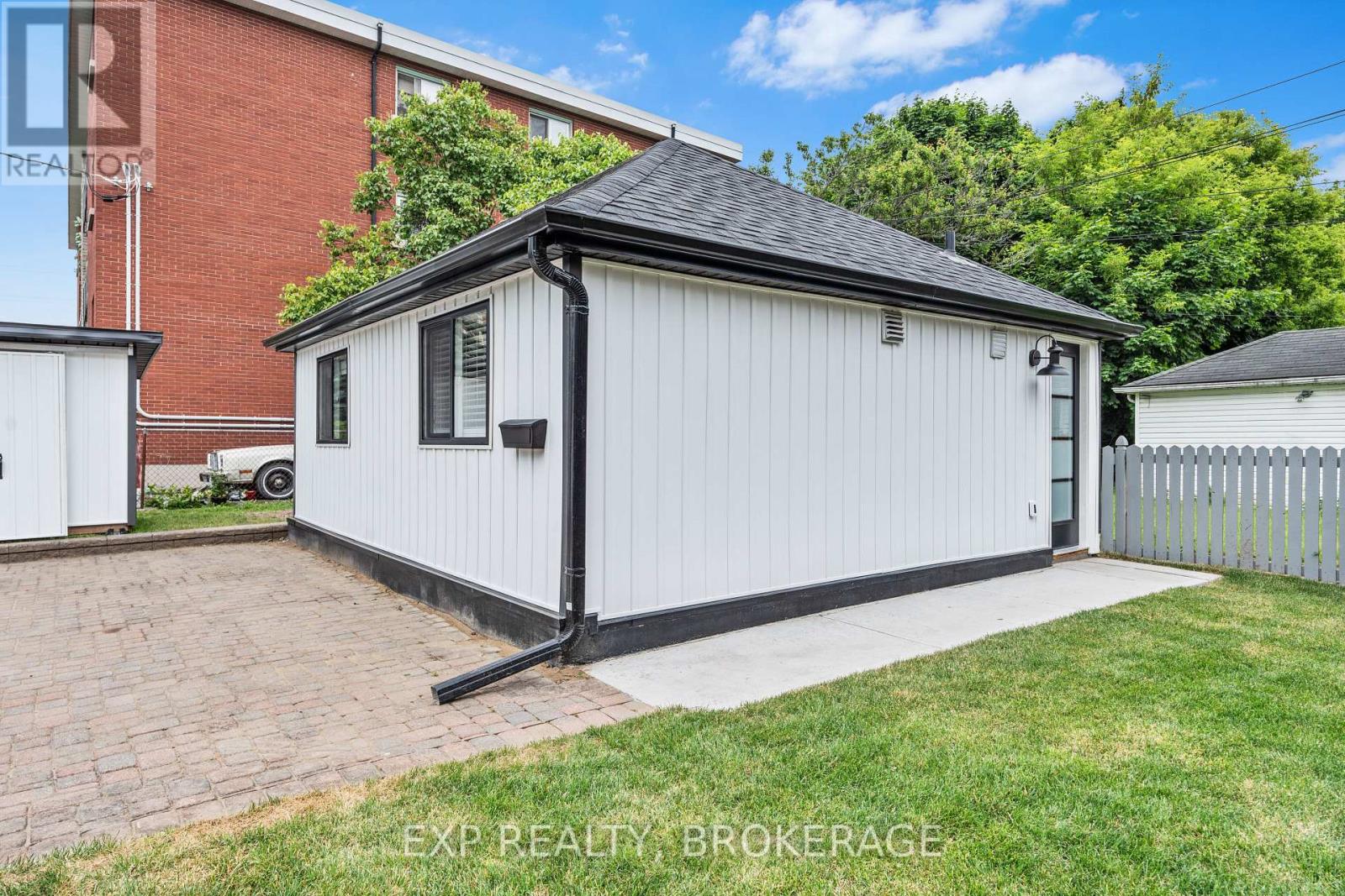 493 College Street Property Photo 34