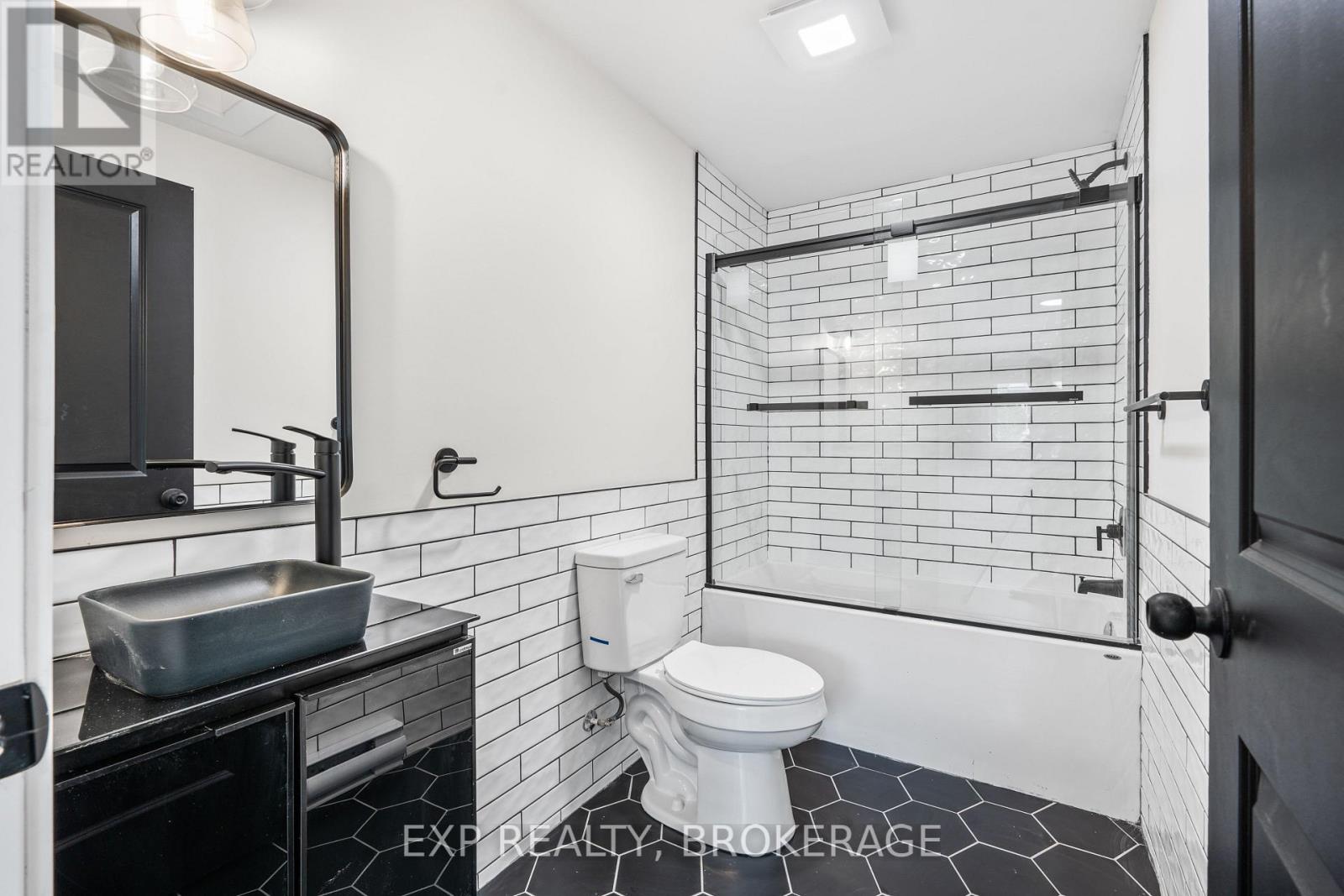 493 College Street Property Photo 42