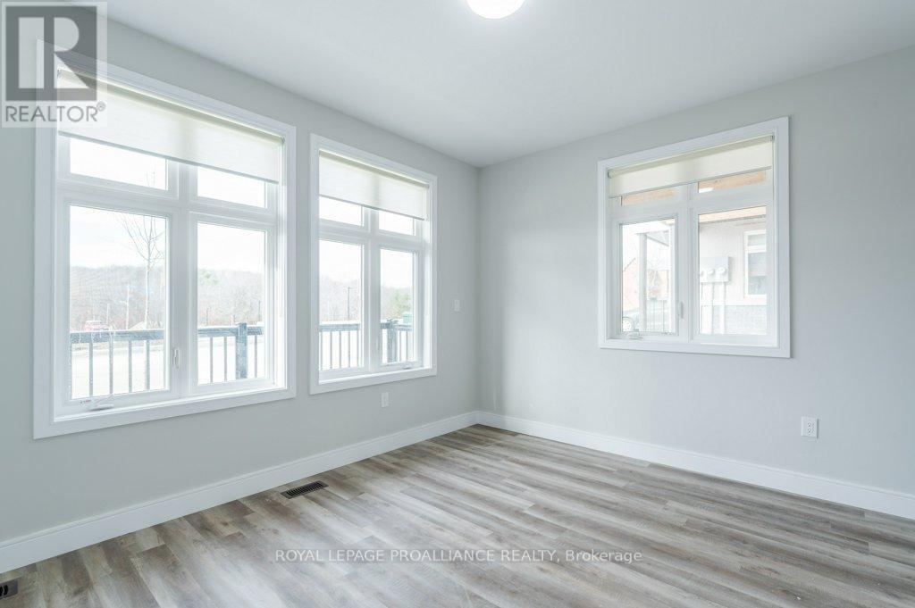 16 - 550 Brealey Drive Property Photo 12