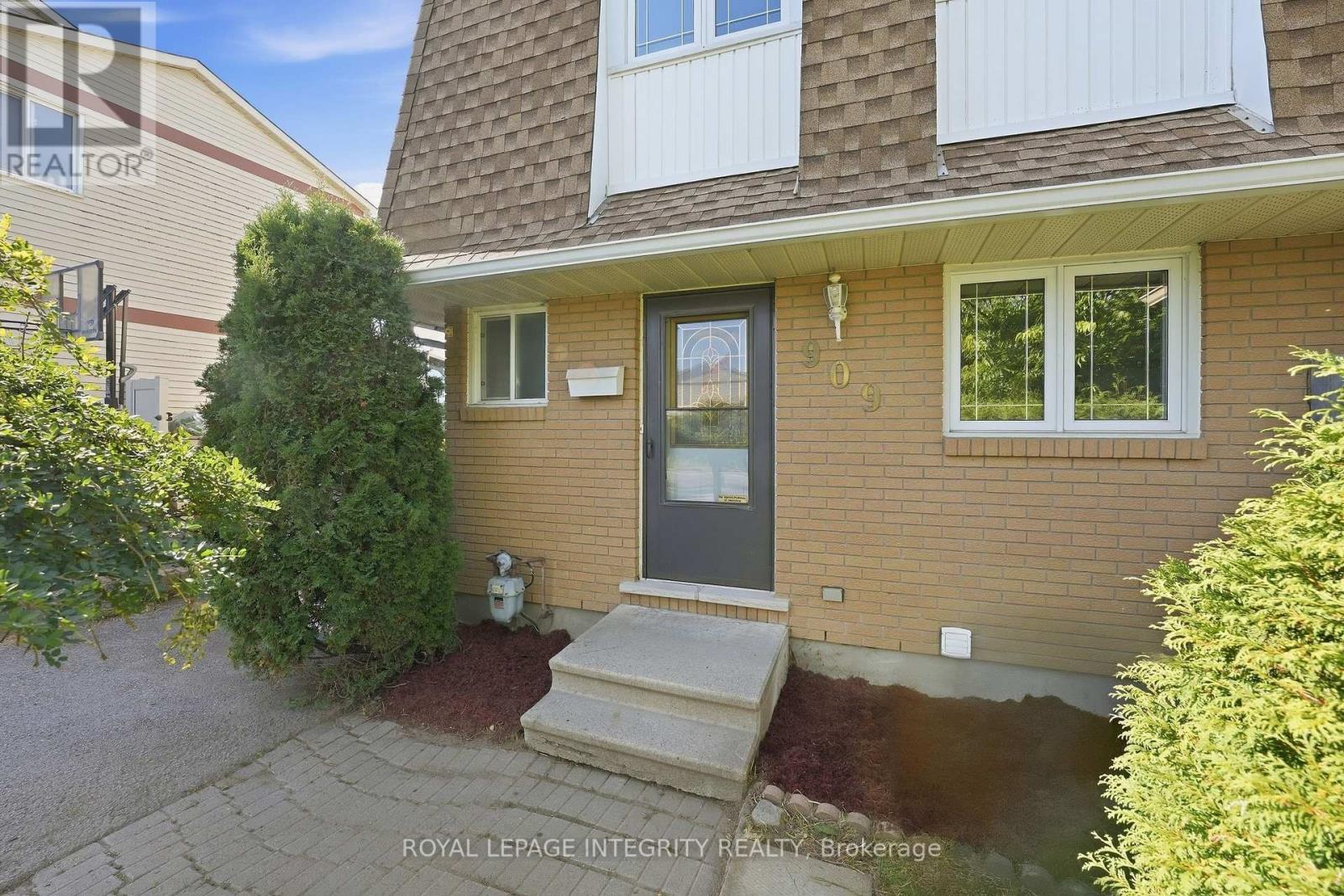 909 Lawnsberry Drive Property Photo 4