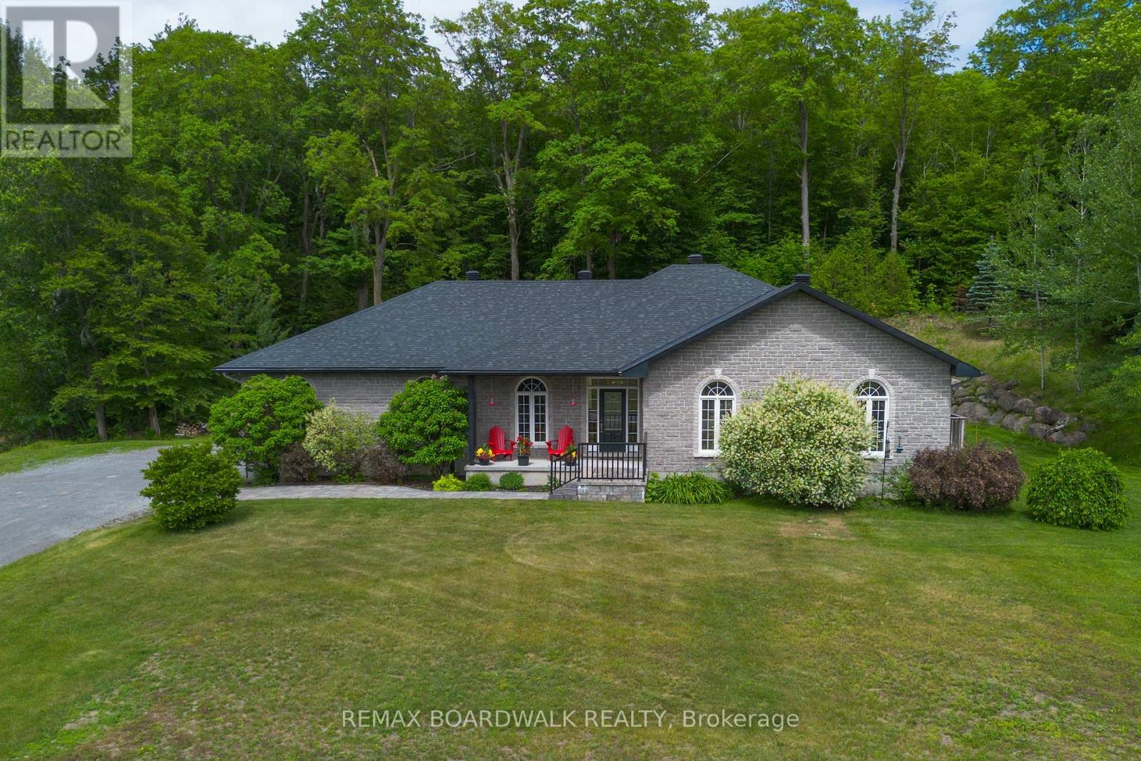 6671 Third Line Road Property Photo 1