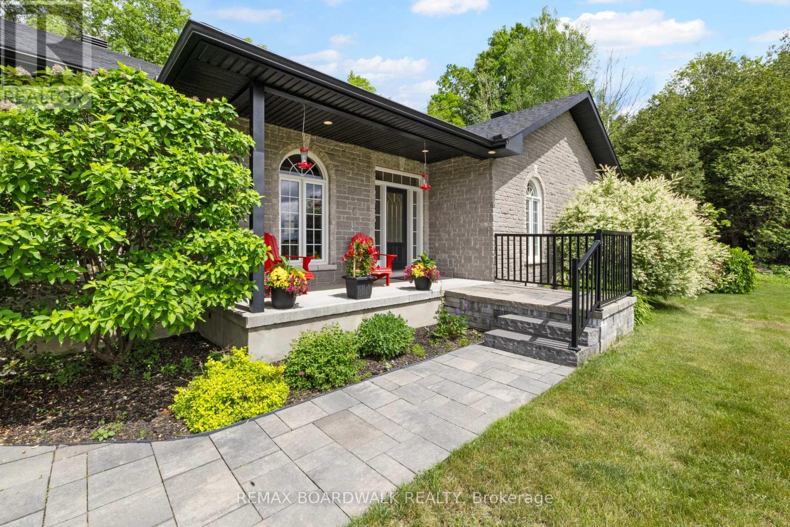 6671 Third Line Road Property Photo 4