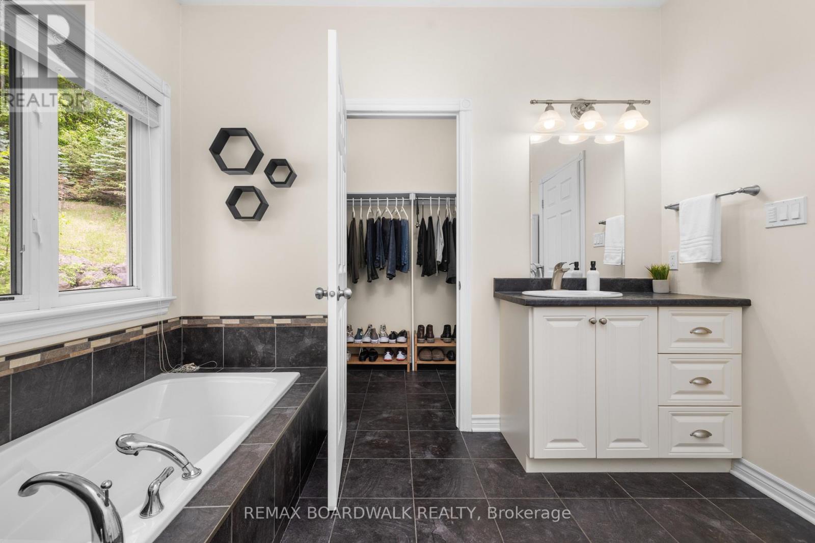 6671 Third Line Road Property Photo 28