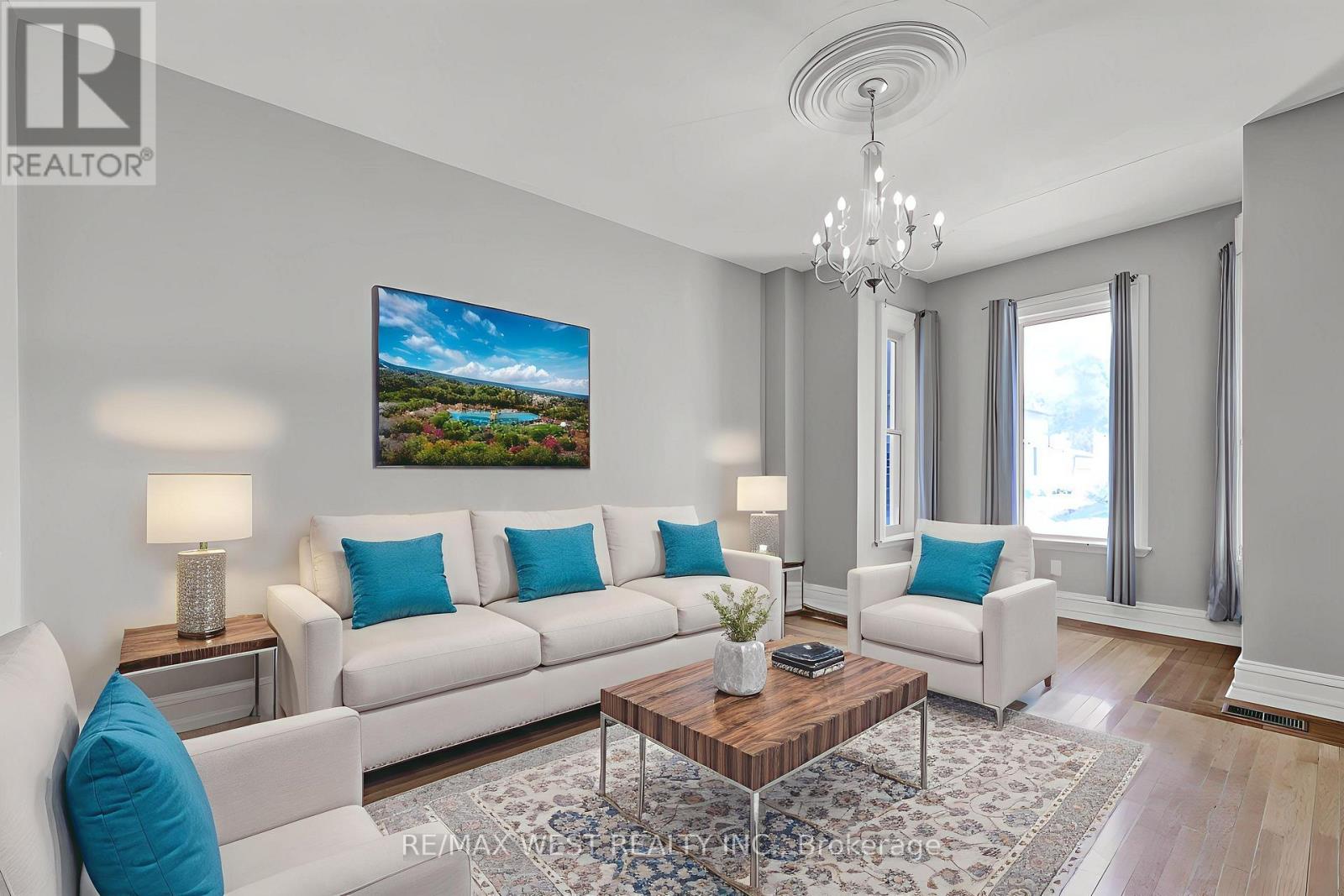 318 Simcoe Street Property Photo 1