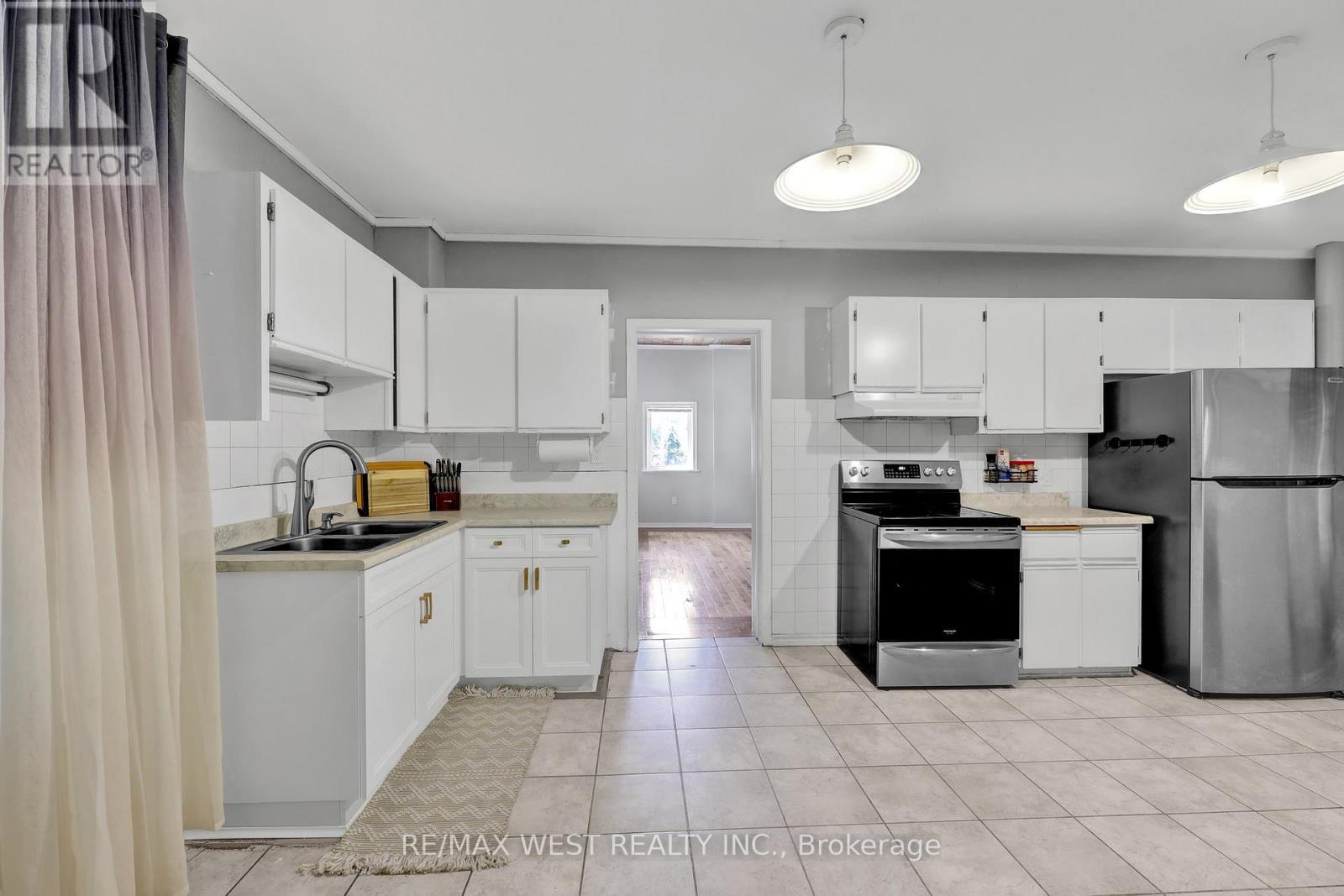 318 Simcoe Street Property Photo 2