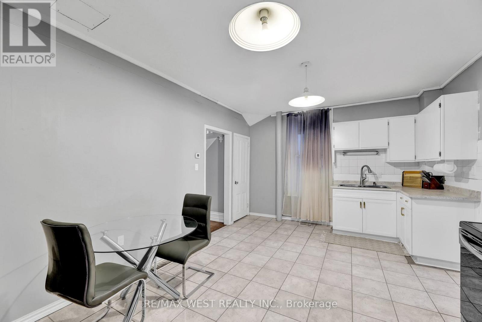 318 Simcoe Street Property Photo 3