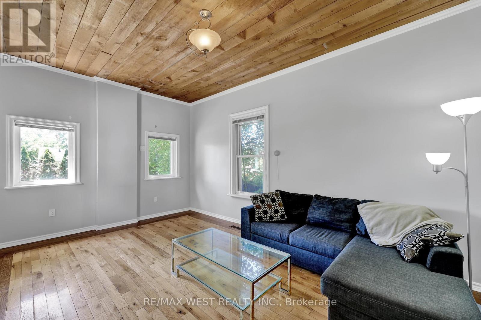 318 Simcoe Street Property Photo 4