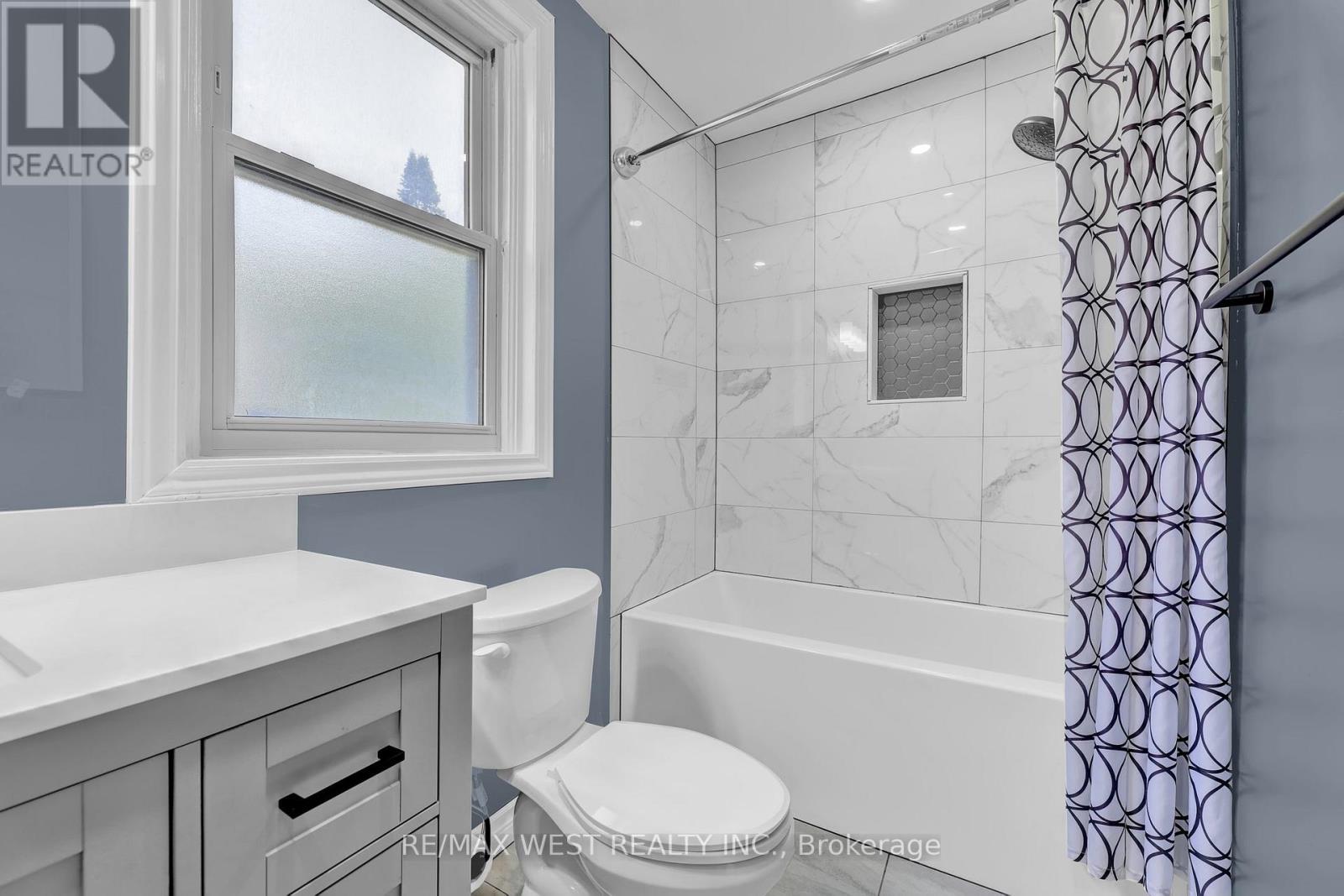 318 Simcoe Street Property Photo 6