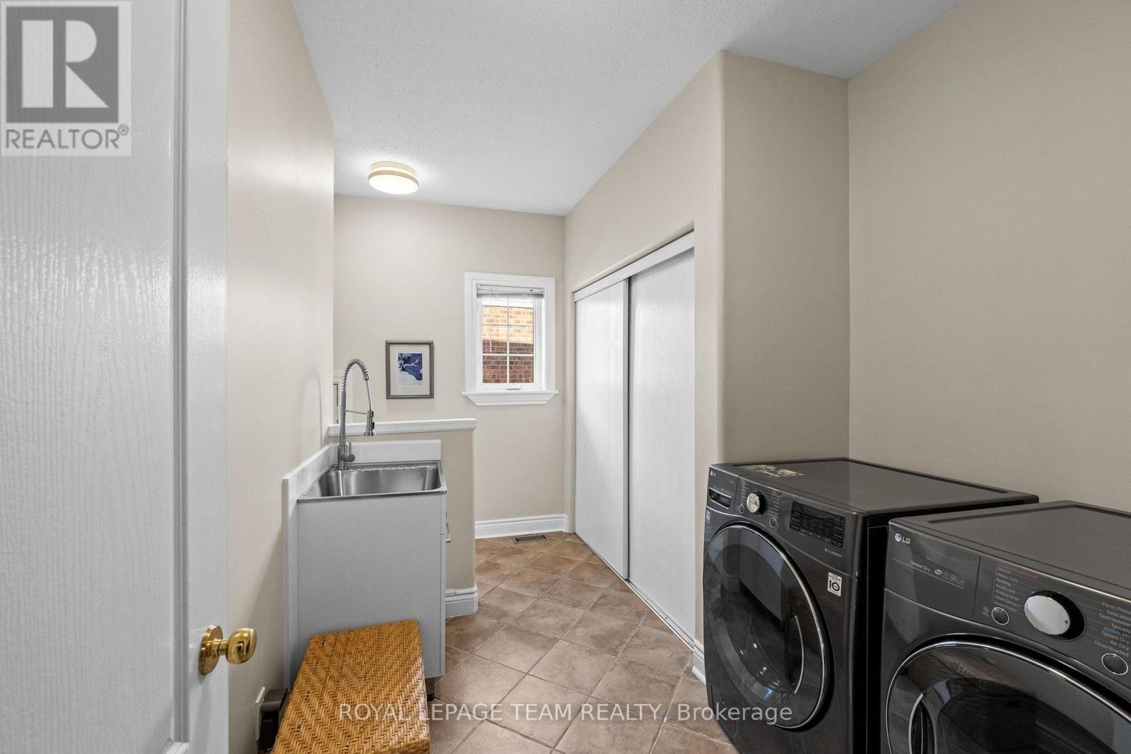 136 Shaughnessy Crescent Property Photo 22