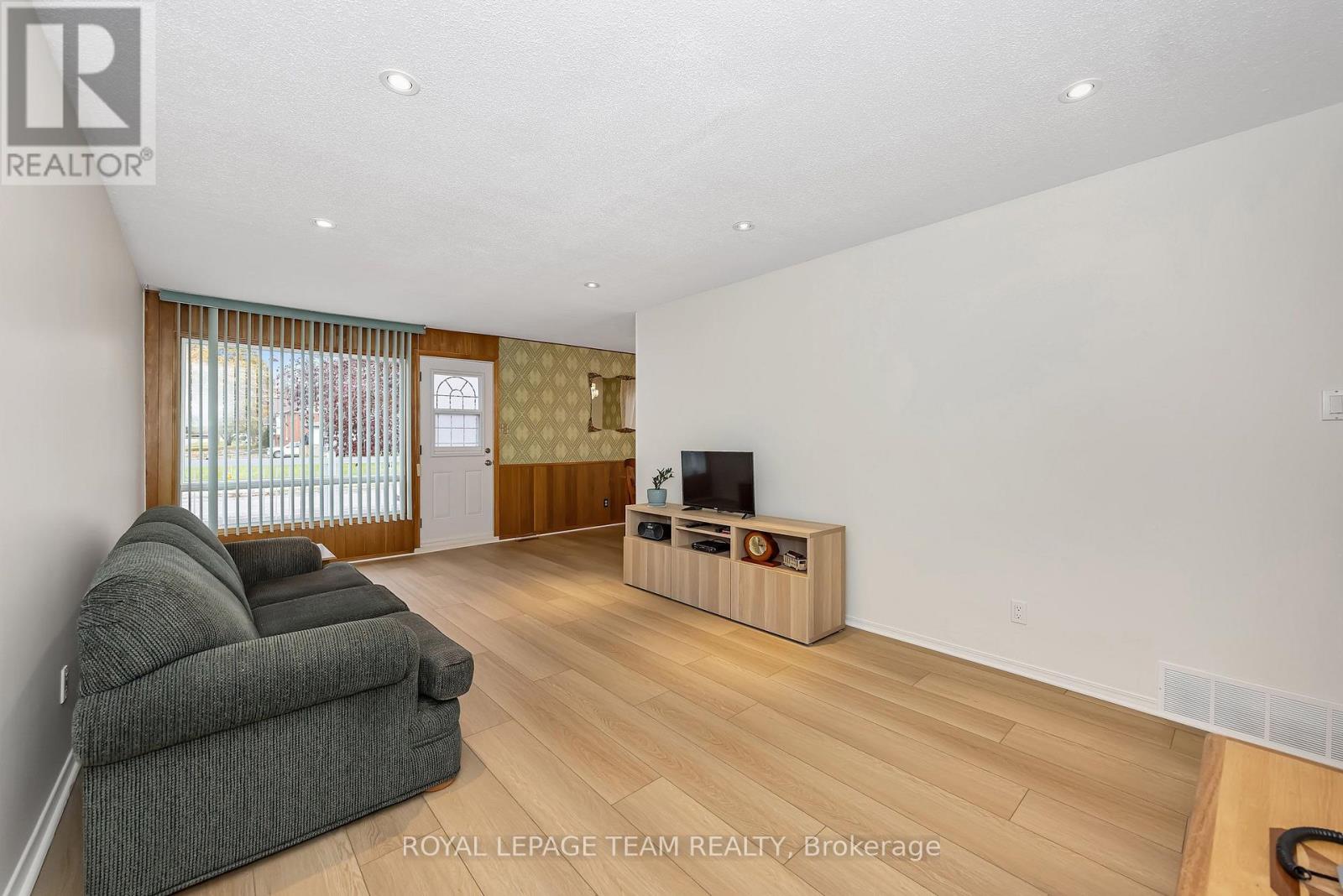 2092 St Laurent Boulevard Property Photo 8