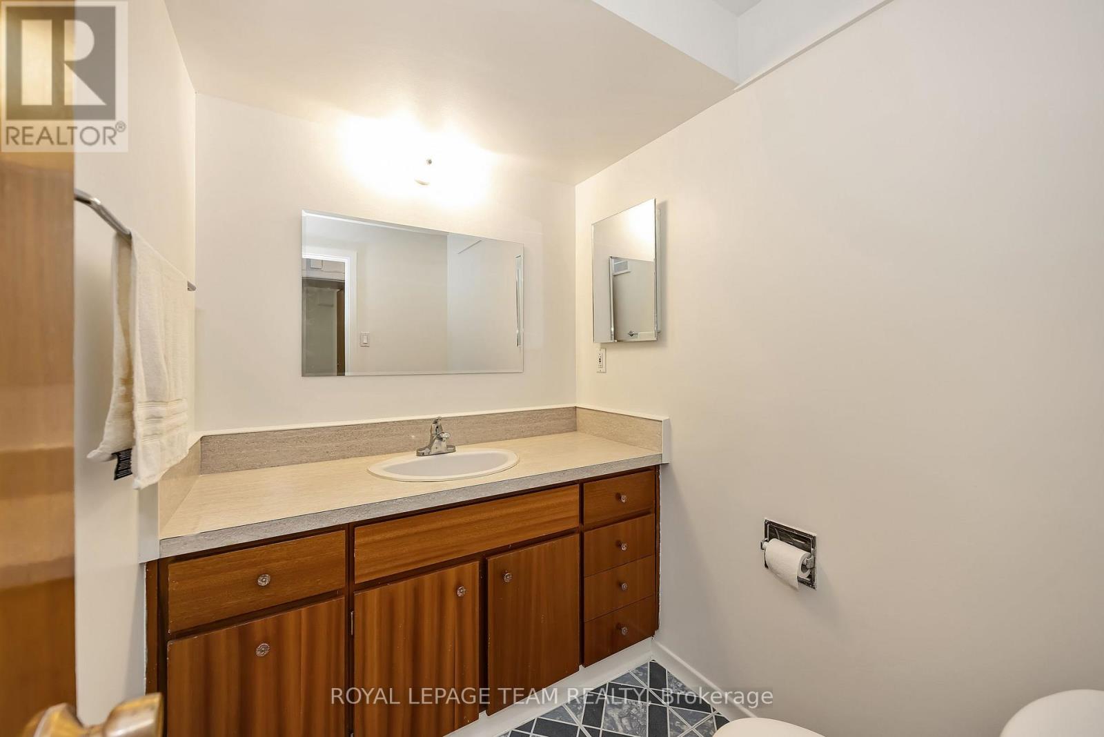 2092 St Laurent Boulevard Property Photo 35