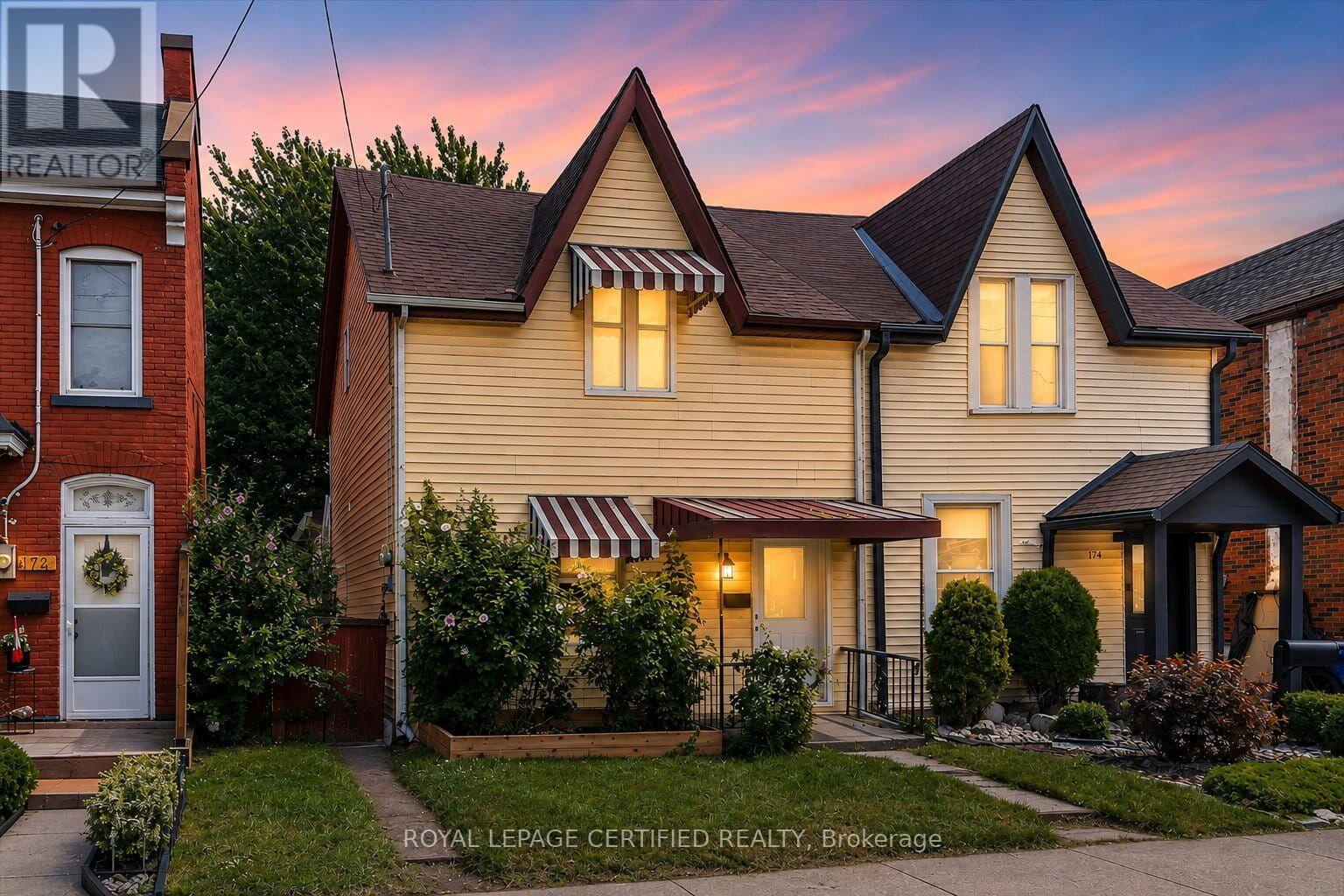 176 EMERALD STREET N Property Photo 1