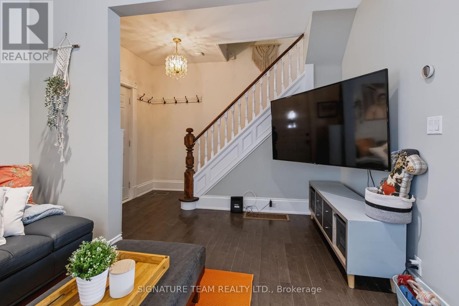 376 Centre Street Property Photo 6