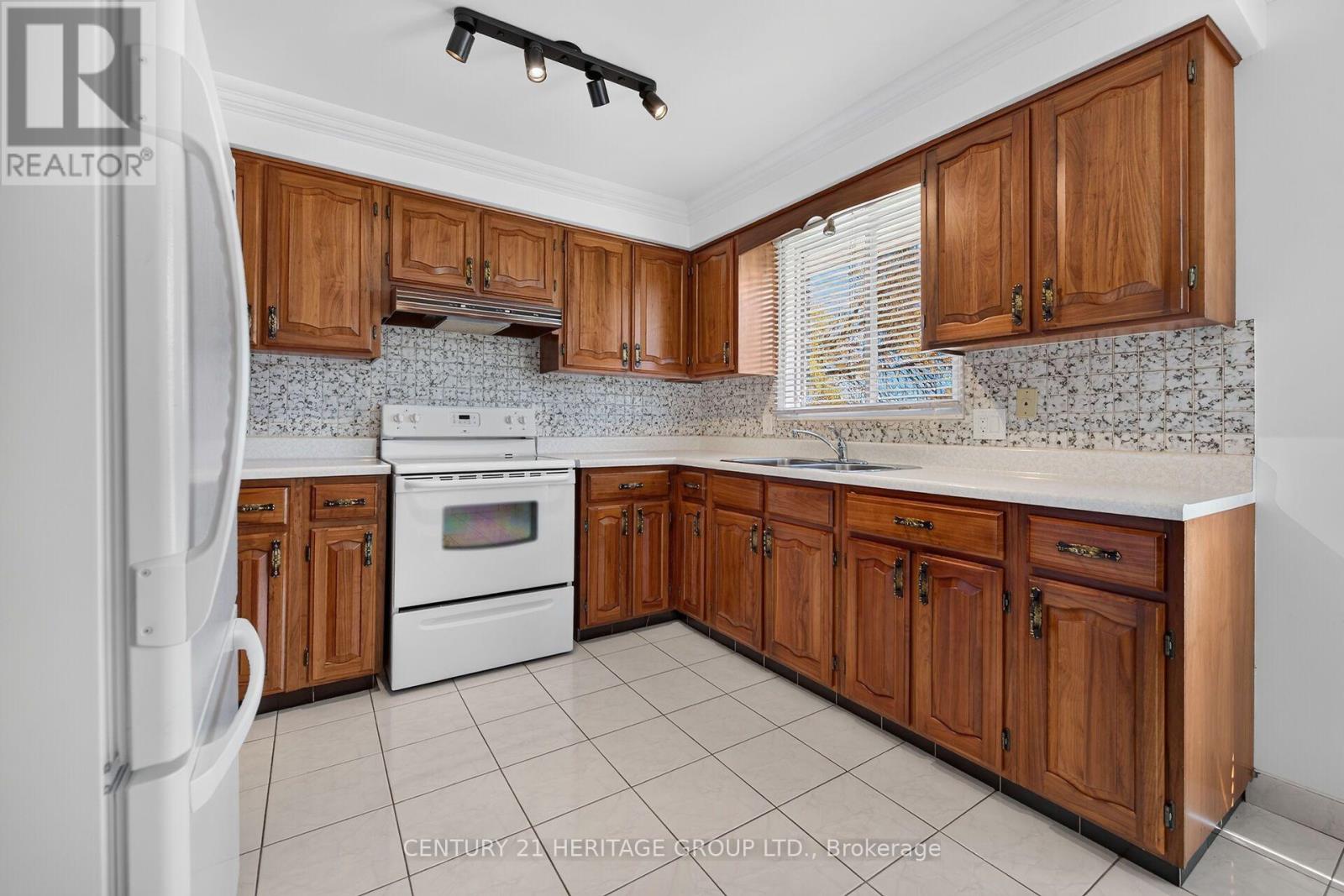 19 Meadowbrook Crescent Property Photo 11