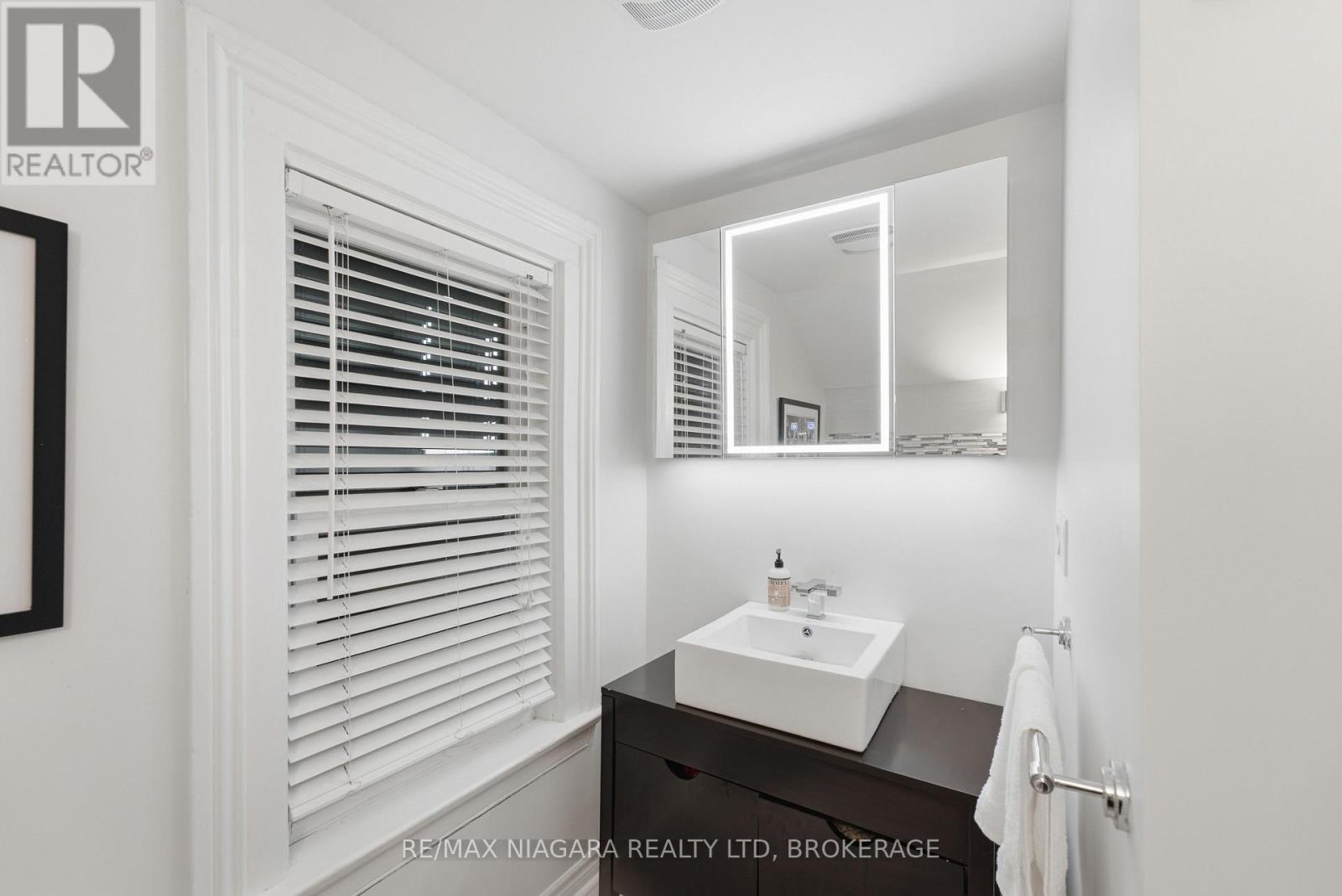 9 Duke Street Property Photo 39