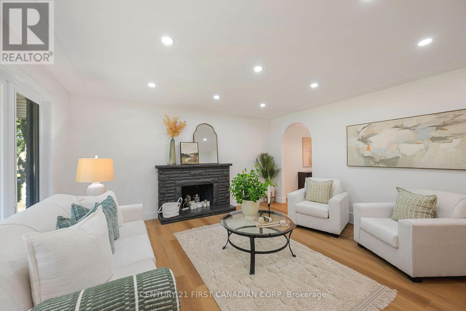 1492 North Vernon Avenue Property Photo 9