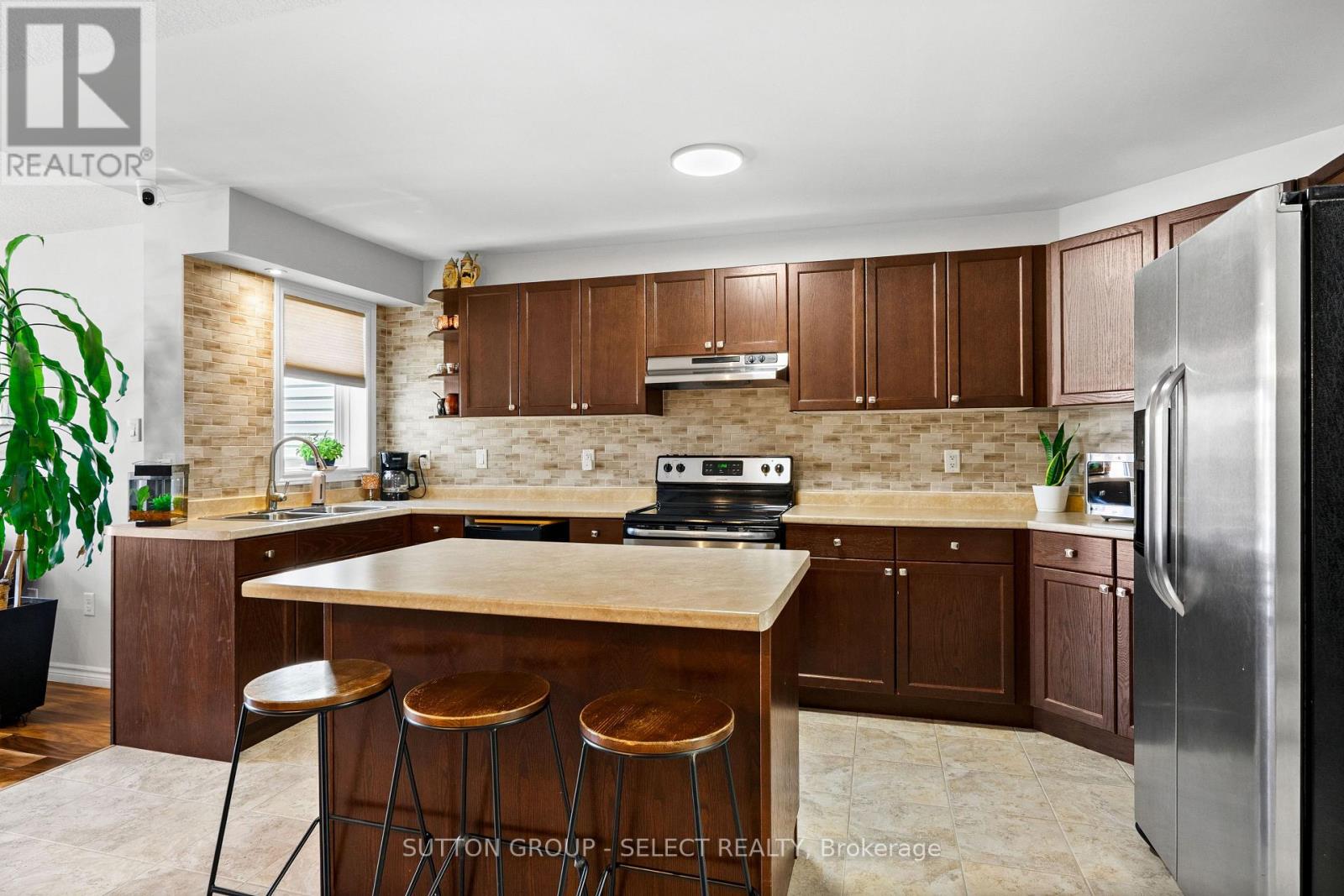 934 Silverfox Crescent Property Photo 6