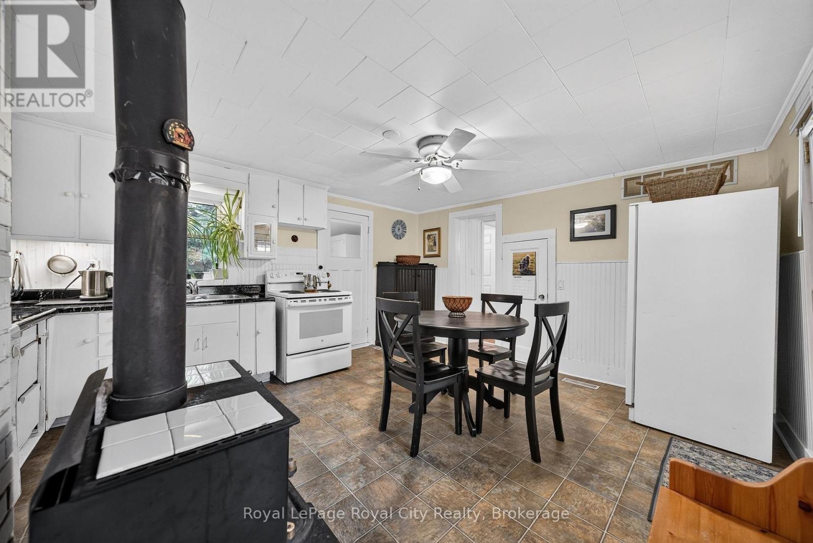 601 St Andrew Street E Property Photo 12