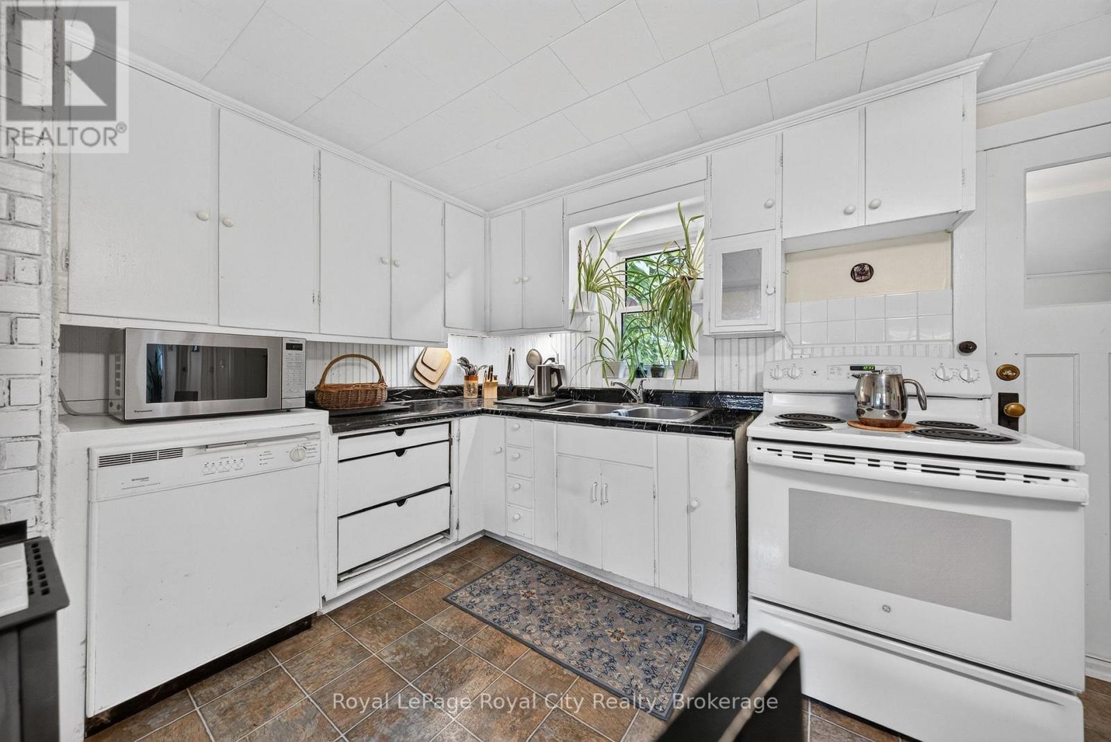 601 St Andrew Street E Property Photo 13
