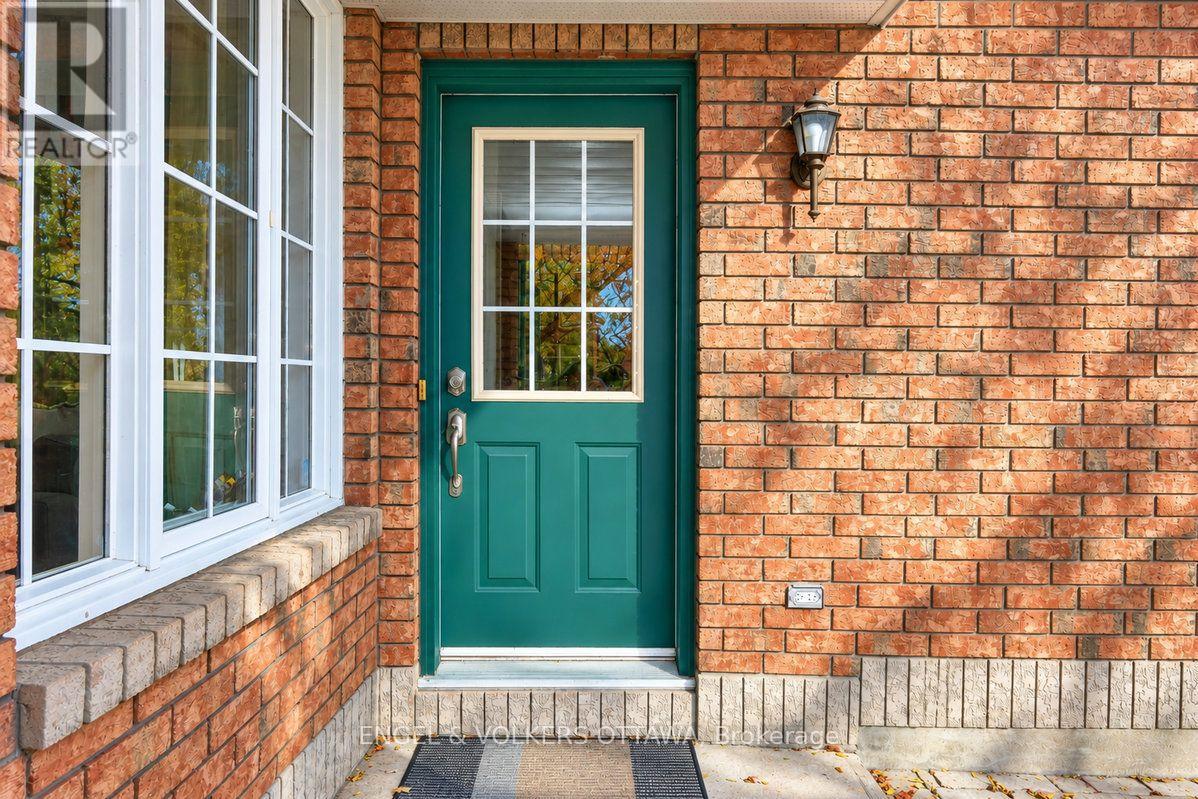 154 College Circle Property Photo 4