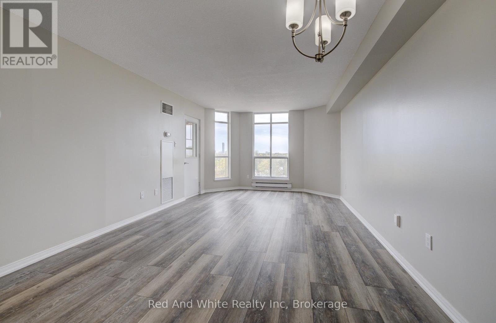 802 - 1414 King Street E Property Photo 12